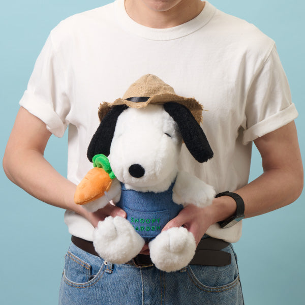 SNOOPY GARDEN キャロットファーマーぬいぐるみ（スヌーピー 25cm）